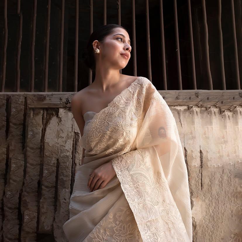 Silk Saree in Off white color with unstitched blouse