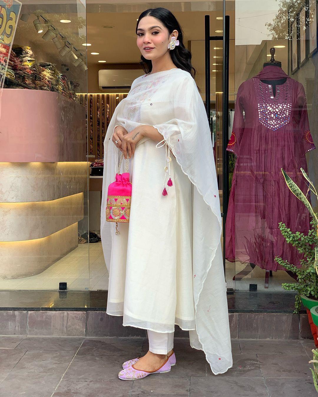 White Color Beautiful Chanderi Kurti Pent Set