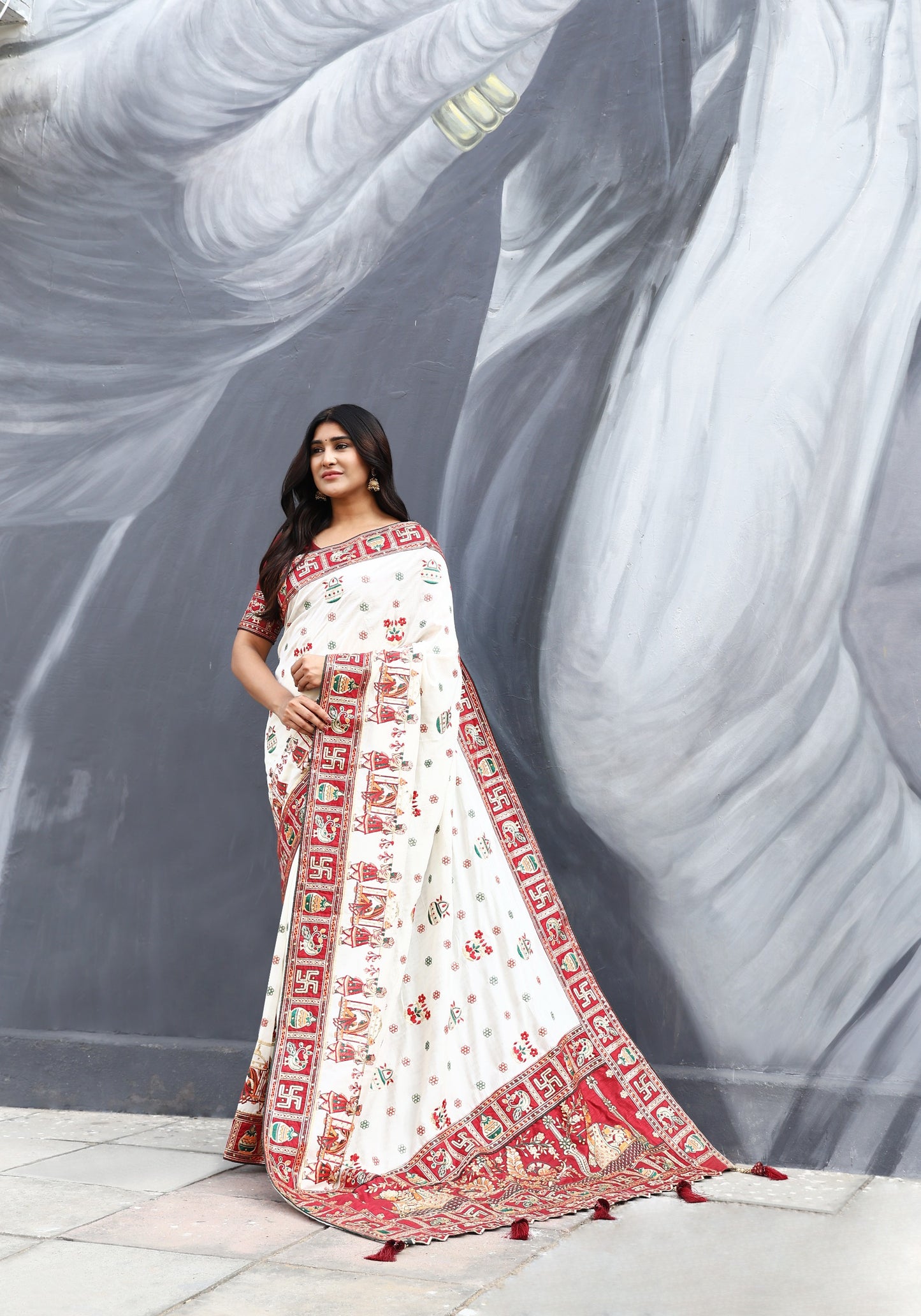 Panetar Patola Kalash White Maroon Colour Wedding & Special Occasion Saree