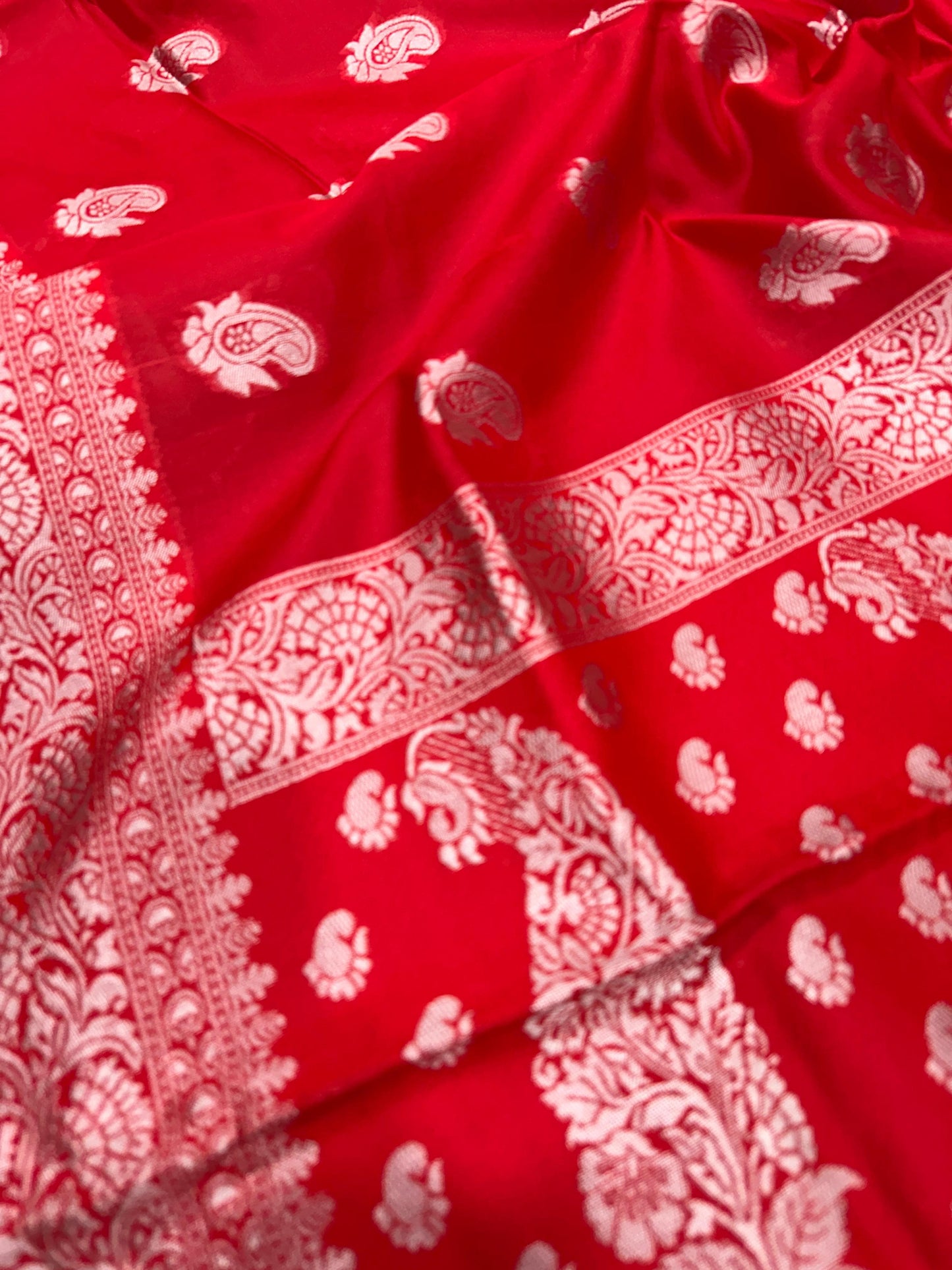 Red Color Beautiful Banarasi Lichi Silk Saree