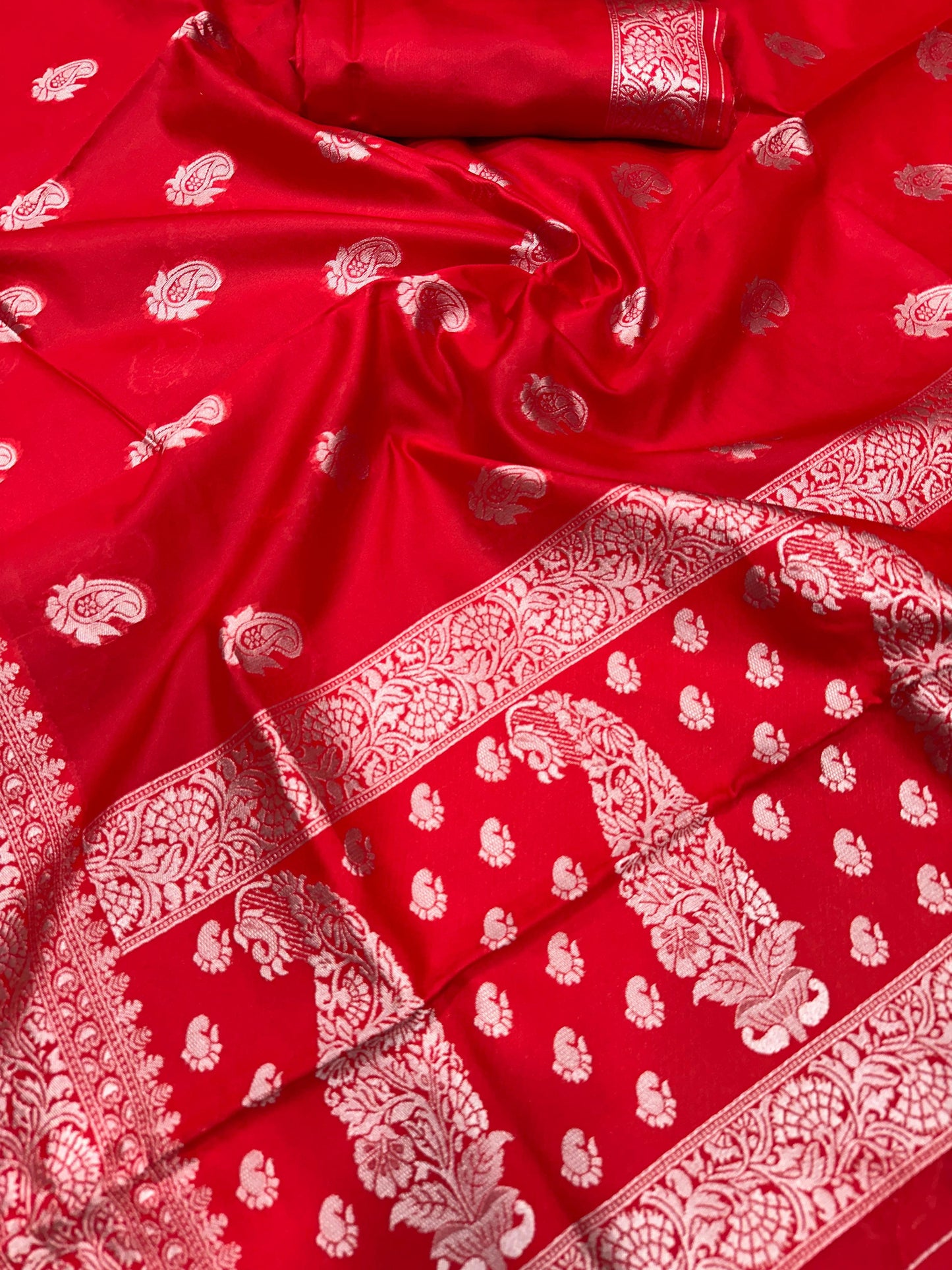 Red Color Beautiful Banarasi Lichi Silk Saree