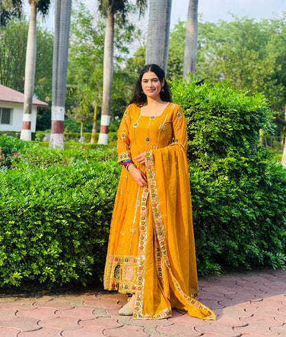 Đěsigner Anarkali Suit In New Fancy Style